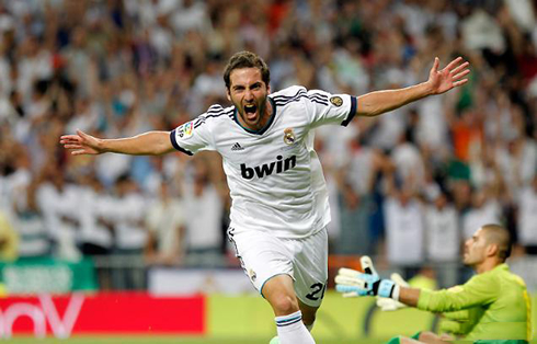 Gonzalo Higuaín running to celebrate his goal against Barcelona, in 2012-2013