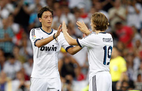Mesut Ozil giving his place to Luka Modric, in Real Madrid vs Barcelona, in 2012