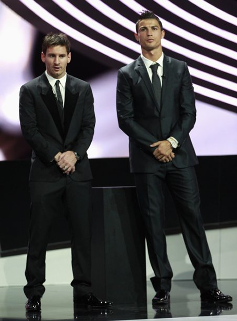 Cristiano Ronaldo and Lionel Messi, next to each other and dressed in black suits, at the UEFA awards ceremony, in 2012