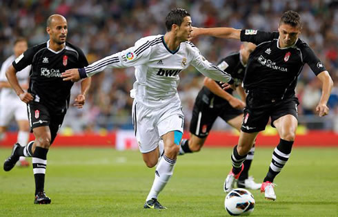 Cristiano Ronaldo running with his two arms open, in order to control distances for the defenders