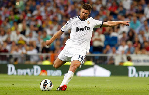 Xabi Alonso class, when making a long pass in a Real Madrid game for La Liga 2012-2013