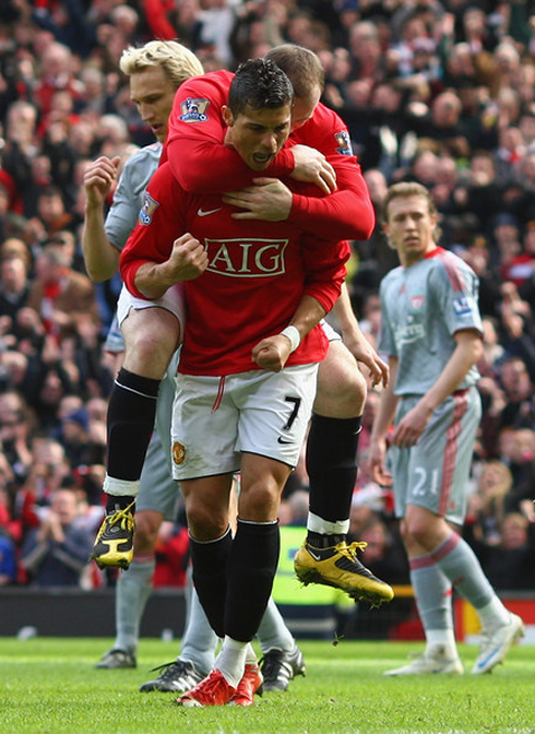 Wayne Rooney jumping to Cristiano Ronaldo's back, in Manchester United vs Liverpol