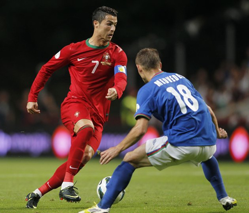 Cristiano Ronaldo running with the ball and preparing to dribble in Portugal vs Azerbaijan, in 2012