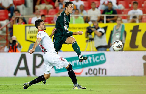 Cristiano Ronaldo powerful left-foot shot, in Sevilla vs Real Madrid, for the Spanish League 2012-2013