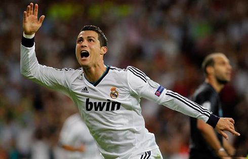 Cristiano Ronaldo madness after scoring the winner in Real Madrid 3-2- Manchester City, in 2012-2013