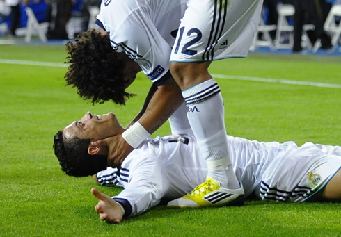 Marcelo holding Ronaldo's head, after he scored the winning goal in Real Madrid 3-2 Manchester City, in the UEFA Champions League 2012-2013
