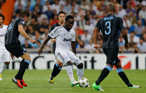 Michael Essien between three Manchester City players, Maicon, Javi Garcia and Samir Nasri, in 2012-2013