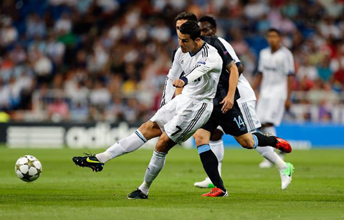 Cristiano Ronaldo weird body stance, in a shot he took in Real Madrid vs Manchester City, for the UEFA Champions League, in 2012-2013