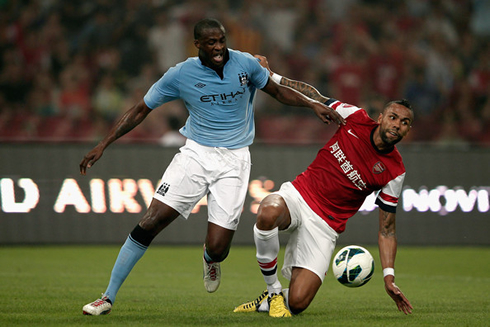Yaya Touré challenging a loose ball, in Manchester City vs Arsenal, in 2012-2013