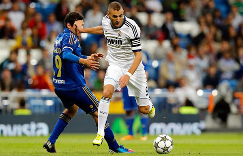 Karim Benzema dribbling a defender in Real Madrid vs Millonarios, in 2012-2013