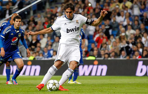 Ricardo Kaká taking a penalty-kick for Real Madrid, in 2012-2013