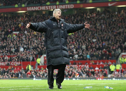 Arsene Wenger dancing in an Arsenal match