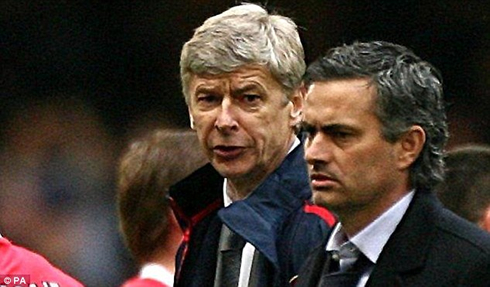 Arsene Wenger looking at José Mourinho, in Arsenal vs Chelsea