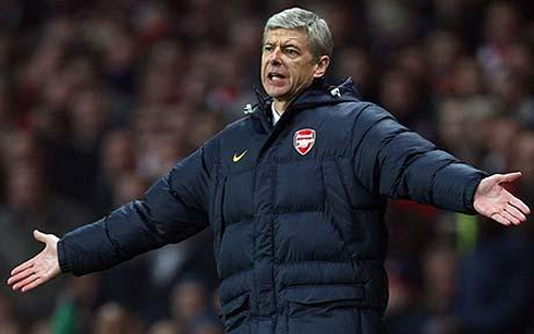 Arsene Wenger opening his arms and making gestures to the referee