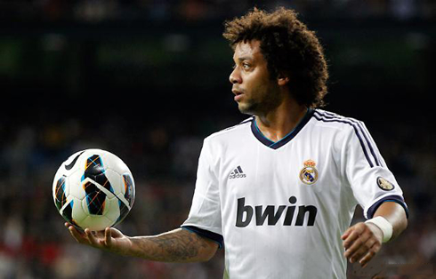 Marcelo holding the ball before making a free-throw, in Real Madrid 2012-2013