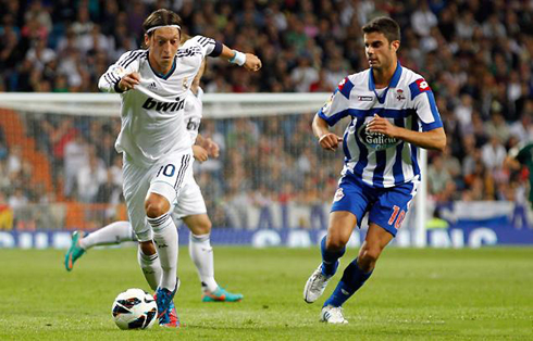 Mesut Ozil running with the ball, in Real Madrid vs Deportivo, in La Liga 2012-2013