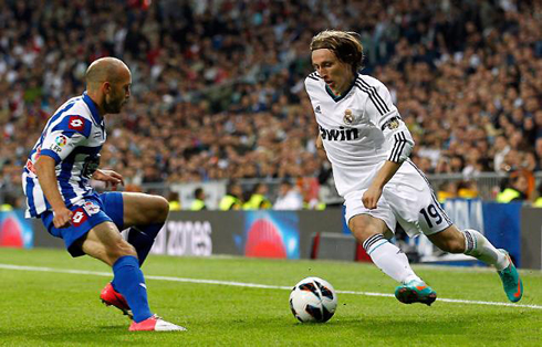 Modric in action for Real Madrid vs Deportivo, in La Liga 2012-2013