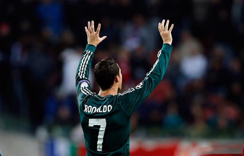 Cristiano Ronaldo goal celebration, doing the claw gesture, in Ajax 1-4 Real Madrid, at the UEFA Champions League 2012-2013