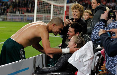 Pepe shirtless meeting a Real Madrid Dutch fan after the game and offering his jersey, in 2012