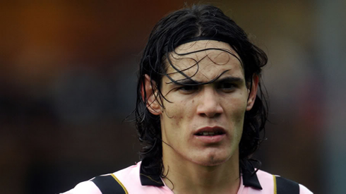 Edinson Cavani playing for Palermo in a pink jersey, between 2007 and 2010