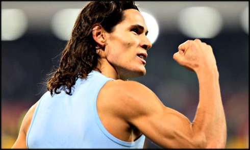 Edinson Cavani showing his biceps muscle and strength, in Napoli 2012-2013