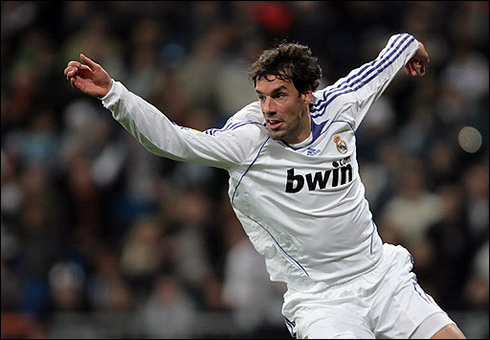 Ruud van Nistelrooy changing direction in a football match for Real Madrid
