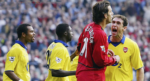 Ruud van Nistelrooy in a fight during Manchester United vs Arsenal, against Martin Keown and Ray Parlour, in 2003