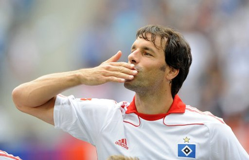 Ruud van Nistelrooy sending out kisses to the crowd in Hamburg, in 2010-2011