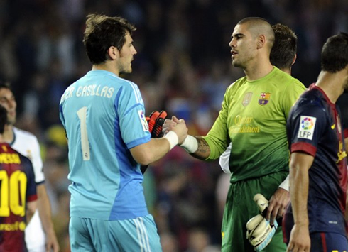 Iker Casillas greeting Victor Valdés in Barcelona vs Real Madrid, for La Liga in 2012-2013