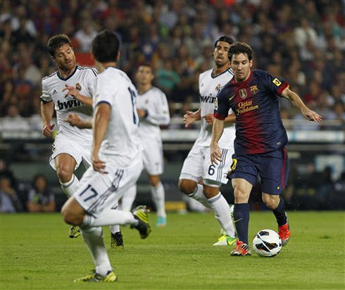 Lionel Messi leaving half Real Madrid team behind him, in the Clasico between Barça and Real Madrid for La Liga 2012-2013