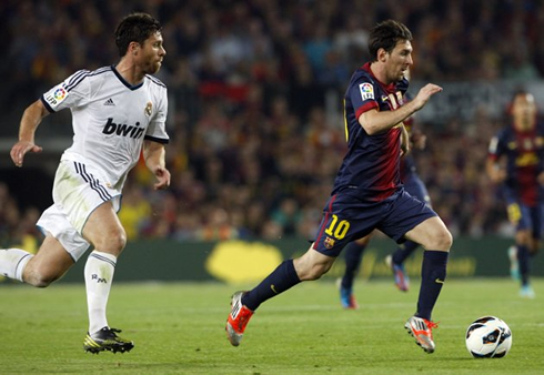Lionel Messi running away from Xabi Alonso in Barcelona vs Real Madrid for La Liga 2012-2013