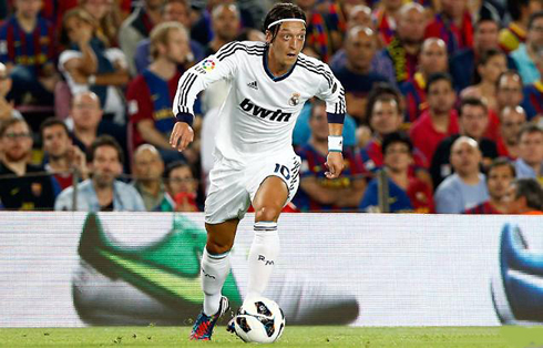 Mesut Ozil showing his class at the Camp Nou, in Barcelona vs Real Madrid 2012-2013