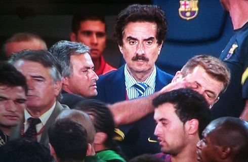 José Mourinho fight vs Tito Vilanova, putting his finger on his eye