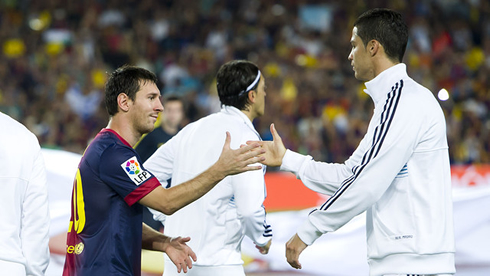 Cristiano Ronaldo reaching his hand to Lionel Messi, in Barcelona vs Real Madrid, in 2012-2013