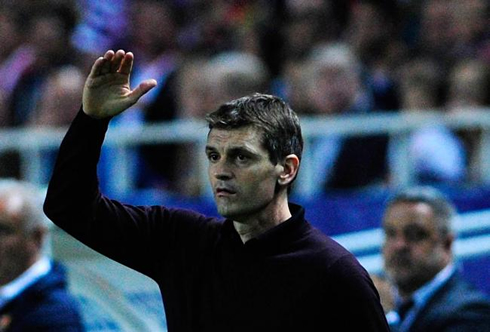 Tito Vilanova making a gesture with his hands in Barcelona bench, in 2012-2013