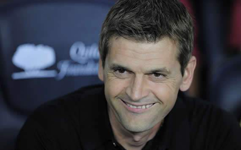 Tito VIlanova smiling on Barcelona's bench, in 2012