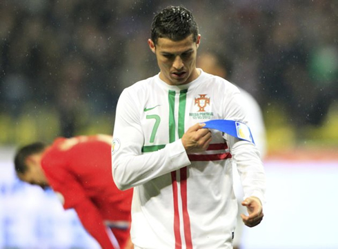 Cristiano Ronaldo taking off the captain's armband, in Russia 1-0 Portugal, at the 2014 World Cup qualifying rounds