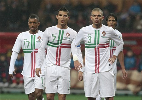 Cristiano Ronaldo with Nani, Pepe and Bruno Alves, ready to meet a cross from a corner kick, in Russia vs Portugal, in 2012-2013