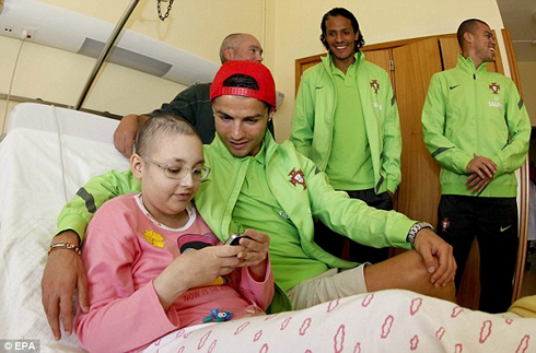 Cristiano Ronaldo in the hospital, with young kids in 2012-2013