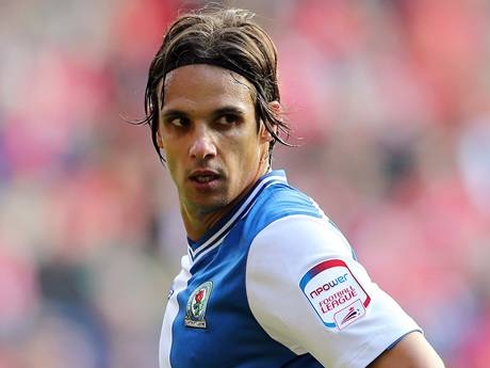 Nuno Gomes looking to his left side, in a Blackburn Rovers match in 2012-2013