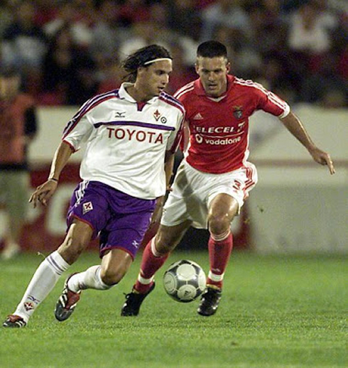 Nuno Gomes playing against Benfica for Fiorentina, in 2001-2002