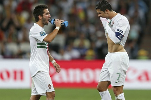 Cristiano Ronaldo resting near João Moutinho in a game Portugal