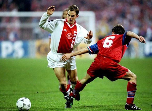 Ronald de Boer dribbling an opponent in Ajax