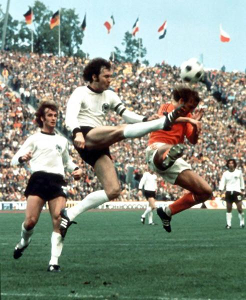 Franz Beckenbauer is the best sweeper or libero, defensive midfielder in the World of all time in football/soccer