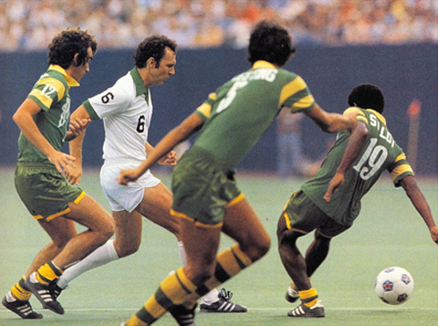 Franz Beckenbauer wallpaper, defending his goal in a football or soccer game for the New York Cosmos