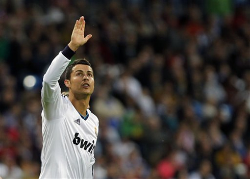 Cristiano Ronaldo raising his hand and saluting his friends at the Santiago Bernabéu crowd, during Real Madrid 2-0 Celta de Vigo, in 2012-2013