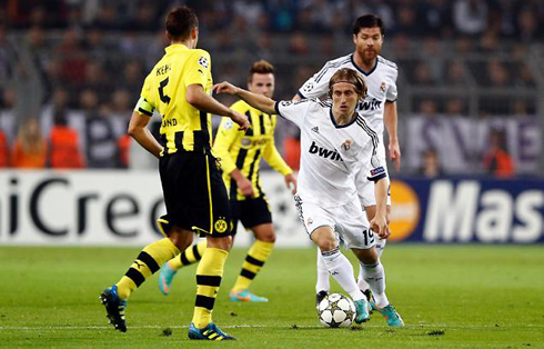Luka Modric driving the ball in Borussia Dortmund vs Real Madrid, in 2012-2013