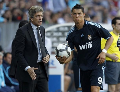 Manuel Pellegrini talking to Ronaldo, in a Real Madrid game in 2009-2010