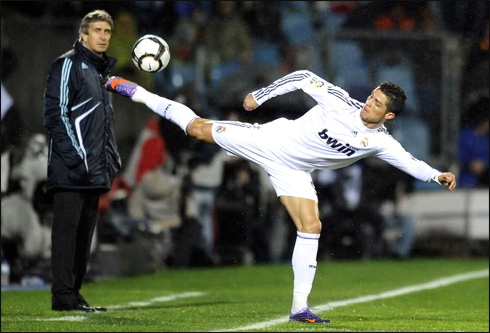 Cristiano Ronaldo showing his flexibility with a high back heel touch, while Manuel Pellegrini watches it amazed, in Real Madrid 2009
