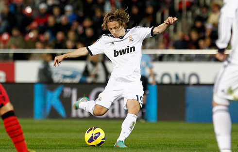 Luka Modric striking the ball in Mallorca vs Real Madrid, for La Liga 2012-2013